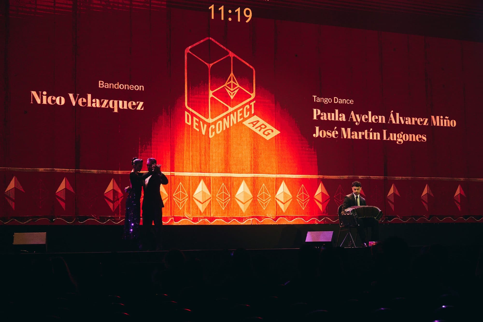 Ceremonia de tango en el escenario de Devconnect